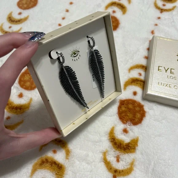 Black Feather Earrings NWT - Picture 3 of 4